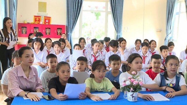 Học sinh huyện Phúc Thọ (Hà Nội) được truyền dạy hát chèo