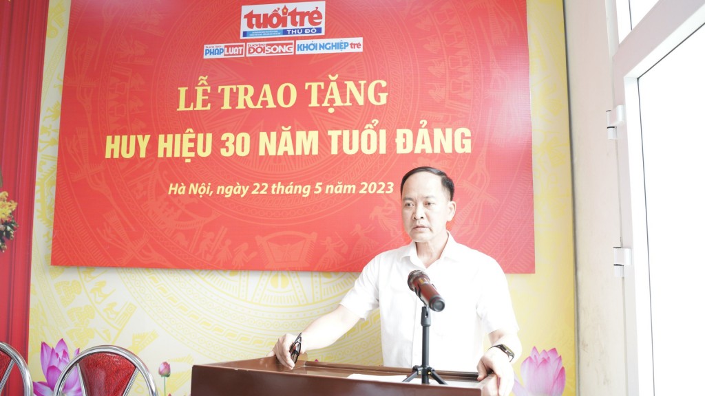 Trao tặng Huy hiệu 30 năm tuổi Đảng cho đảng viên Báo Tuổi trẻ Thủ đô
