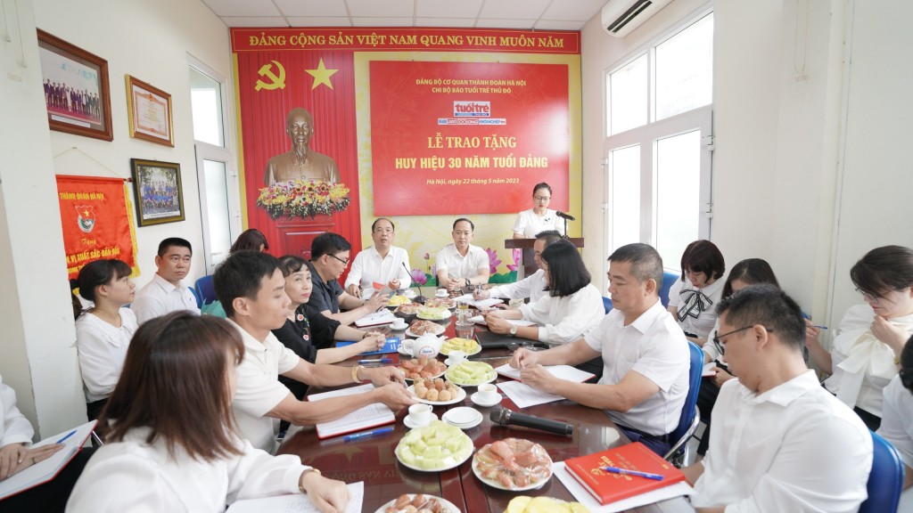 Trao tặng Huy hiệu 30 năm tuổi Đảng cho đảng viên Báo Tuổi trẻ Thủ đô