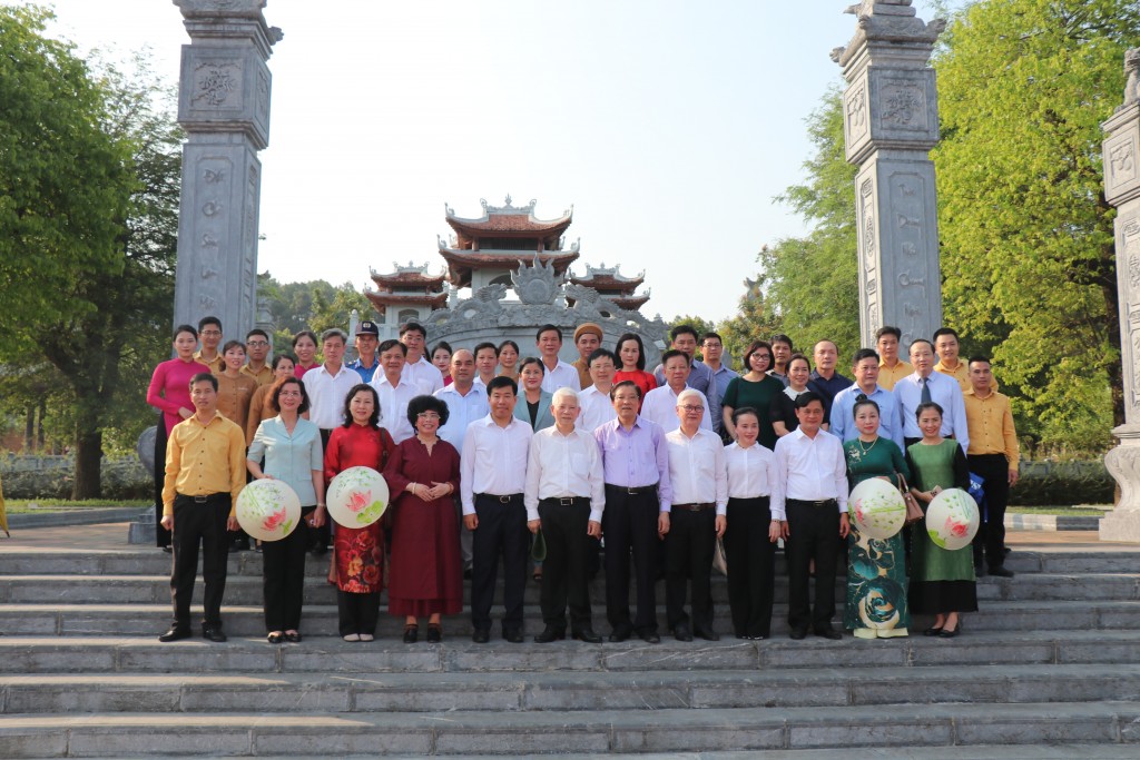 Nguyên Ủy viên Bộ Chính trị, nguyên Chủ tịch nước Nguyễn Minh Triết và đồng chí Phan Đình Trạc - Ủy viên Bộ Chính trị, Bí thư Trung ương Đảng, Trưởng ban Nội chính Trung ương cùng đoàn công tác đến thăm đền Chung Sơn.