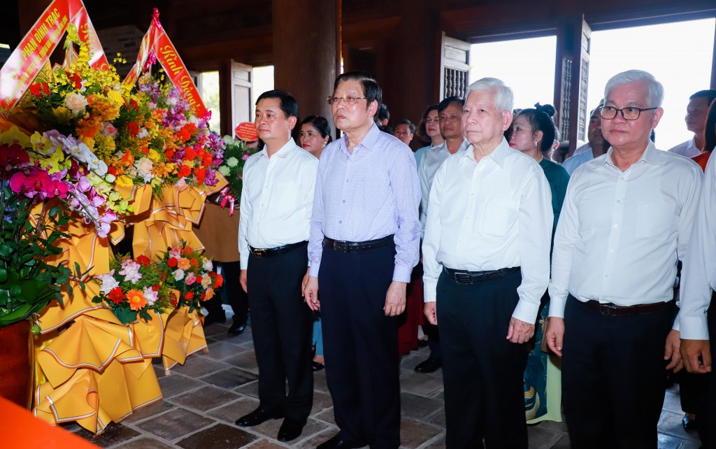 Nguyên Chủ tịch nước Nguyễn Minh Triết và đồng chí Phan Đình Trạc thắp nhang tại đền Chung Sơn - ngôi đền thờ những người thân yêu trong gia đình Bác Hồ.