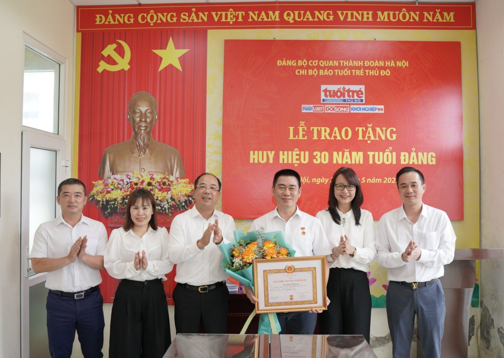 Chi ủy, Ban biên tập Báo chúc mừng đảng viên Nguyễn Vinh Quang