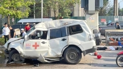 Quảng Ninh: Xe cứu thương đâm đổ trụ điện, tài xế tử vong