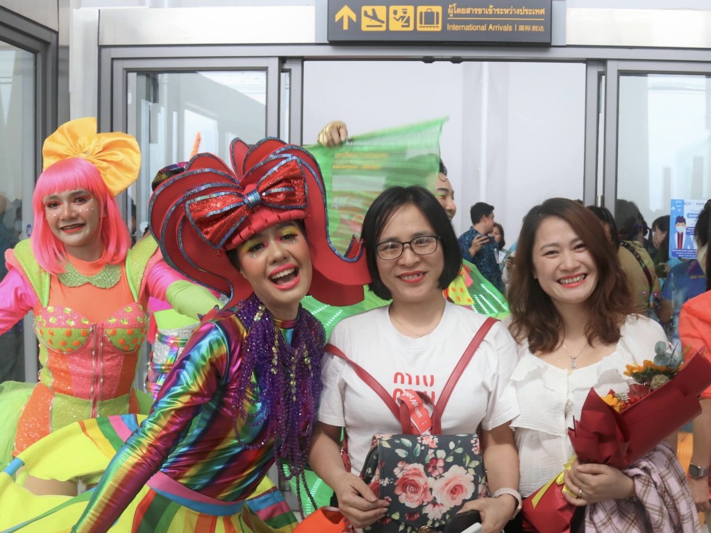 Hành khách hào hứng với chuyến bay đầu tiên kết hối Hà Nội - Phuket/