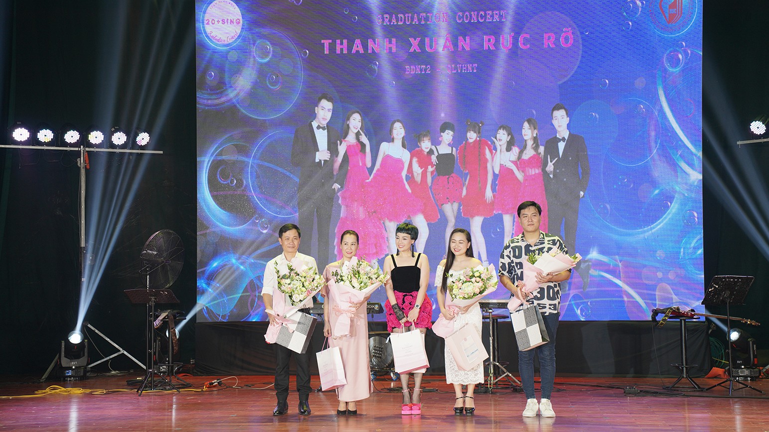 Ban tổ chức dành những bó hoa tươi thắm như lời cảm ơn sâu sắc tới Ban giám khảo chương trình Ban tổ chức dành những bó hoa tươi thắm như lời cảm ơn sâu sắc tới Ban giám khảo chương trình