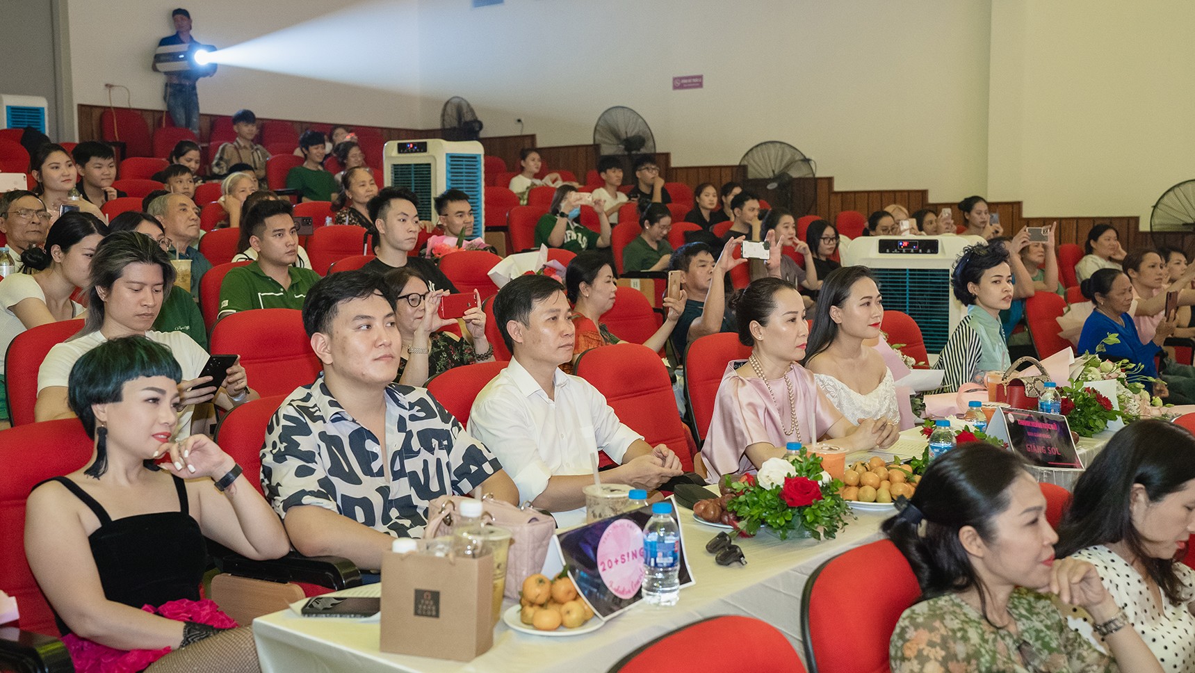 Ban giám khảo là những giảng viên, nhà sản xuất âm nhạc, những người làm nghệ thuật dày dạn kinh nghiệm Ban giám khảo là những giảng viên, nhà sản xuất âm nhạc, những người làm nghệ thuật dày dạn kinh nghiệm
