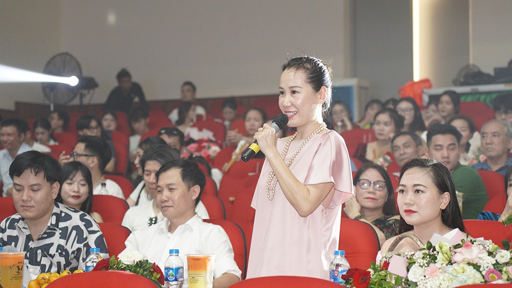 Ca sĩ, nhạc sĩ, Giảng viên thanh nhạc Tạ Giáng Son rất hạnh phúc khi được có mặt và xen những phần trình bày của 8 bạn thí sinh. Đây sẽ là bước đệm tốt nhất để các bạn có được những thành công phía trước Ca sĩ, nhạc sĩ, Giảng viên thanh nhạc Tạ Giáng Son rất hạnh phúc khi được có mặt và xen những phần trình bày của 8 bạn thí sinh. Đây sẽ là bước đệm tốt nhất để các bạn có được những thành công phía trước