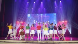 Lắng đọng cảm xúc cùng Graduation concert "Thanh xuân rực rỡ"