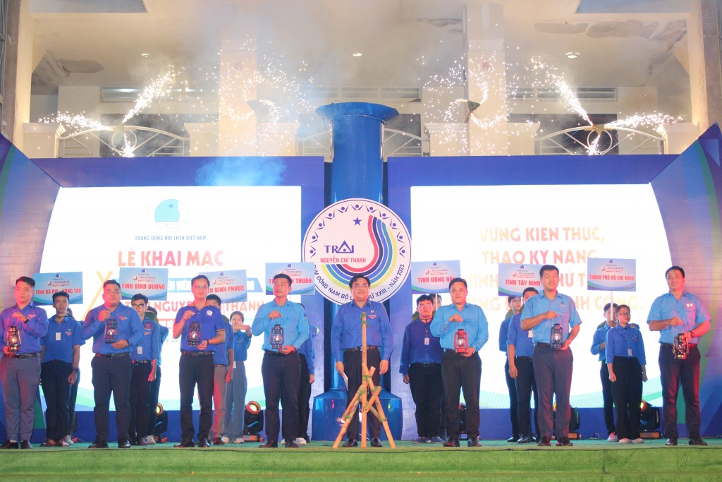 Nghi thức nhận lửa trại của các đơn vị tỉnh tham gia