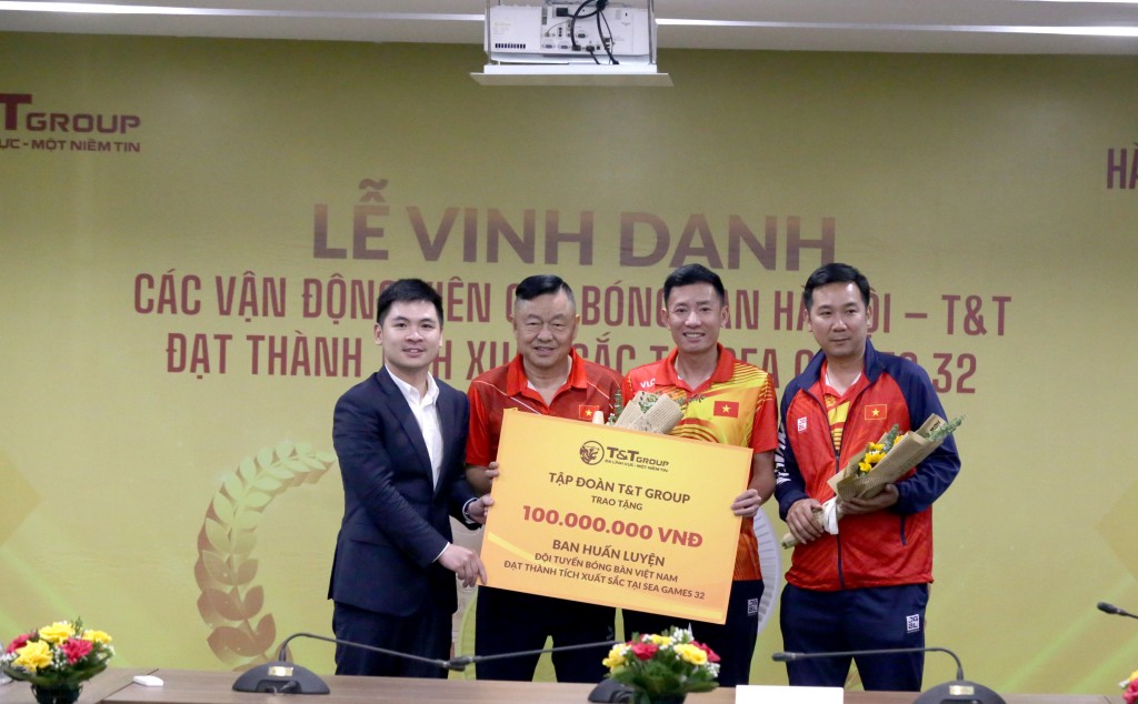 Ông Đỗ Vinh Quang – Phó Chủ tịch HĐQT Tập đoàn T&T Group trao thưởng cho ban huấn luyện đội tuyển bóng bàn Việt Nam