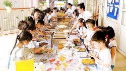 Phòng tránh nguy cơ mất an toàn thực phẩm tiệc liên hoan cuối năm học