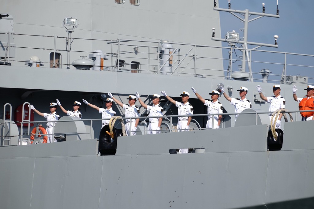 Tàu gồm có 476 sỹ quan, thủy thủ và học viên do Thiếu tướng Tô Dần Sinh, Chính ủy Học viện Tàu thuyền Đại Liên, Hải quân Trung Quốc làm trưởng đoàn