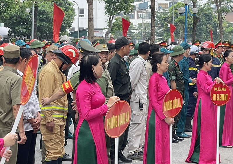 Quận Tây Hồ tổ chức diễn tập cứu nạn, chữa cháy tầng cao với các tình huống đặc biệt khó