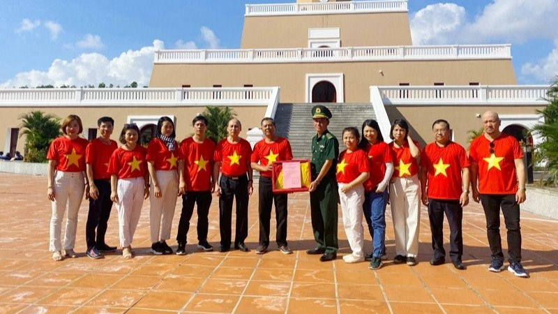 Đoàn công tác của Hội Nhà báo thành phố Hà Nội vinh dự đón nhận Lá cờ số 77 từ cán bộ, chiến sĩ Đồn Biên phòng Đất Mũi