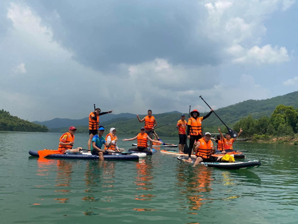 Người dân thản nhiên chèo sup dưới lòng hồ chứa nước phục vụ tưới tiêu và sinh hoạt