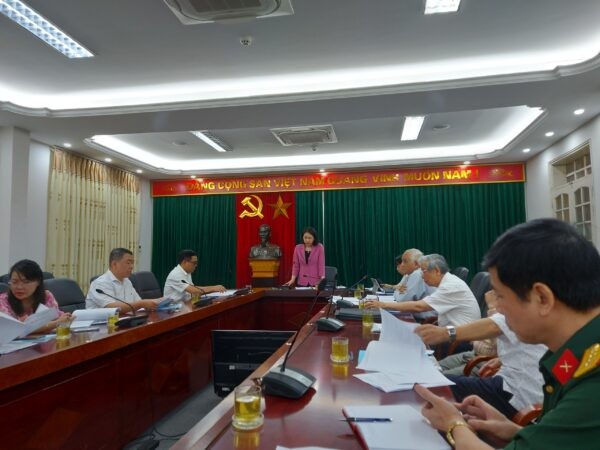 Đồng chí Vũ Thu Hà, Phó Chủ tịch UBND thành phố, Chủ tịch Hội đồng tư vấn đặt tên, đổi tên đường phố và công trình công cộng thành phố Hà Nội phát biểu tại cuộc họp
