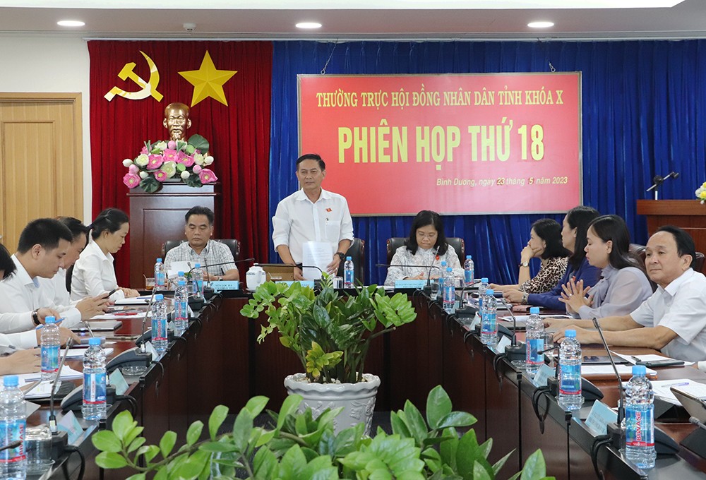 2.	Ông Nguyễn Văn Lộc - Chủ tịch HĐND phát biểu tại phiên họp