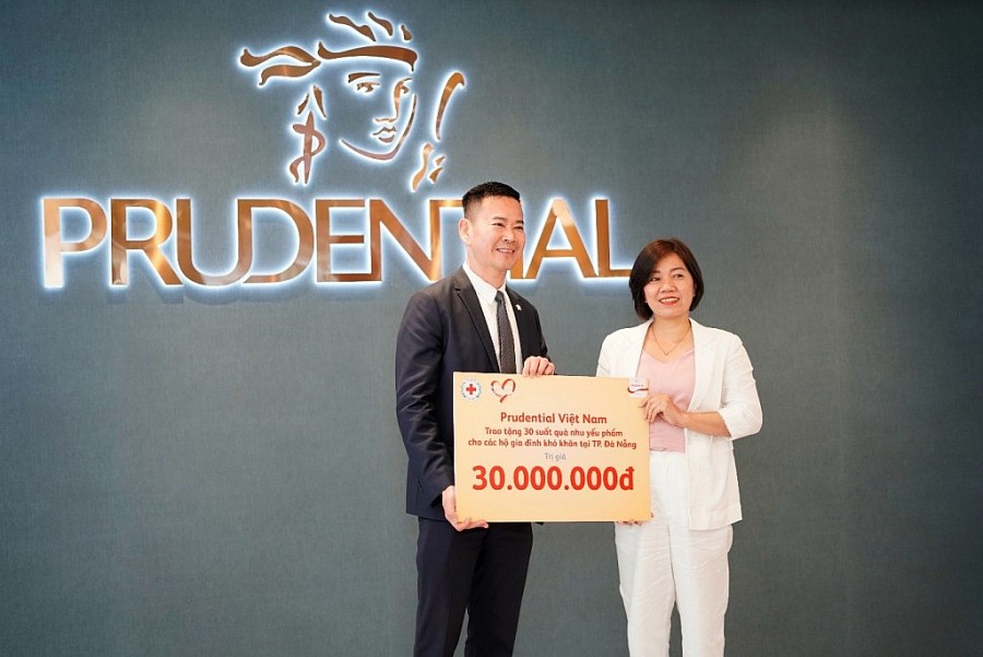 Tại buổi khai trương, Prudential đã trao tặng 30 triệu đồng cho Hội chữ thập đỏ Đà Nẵng