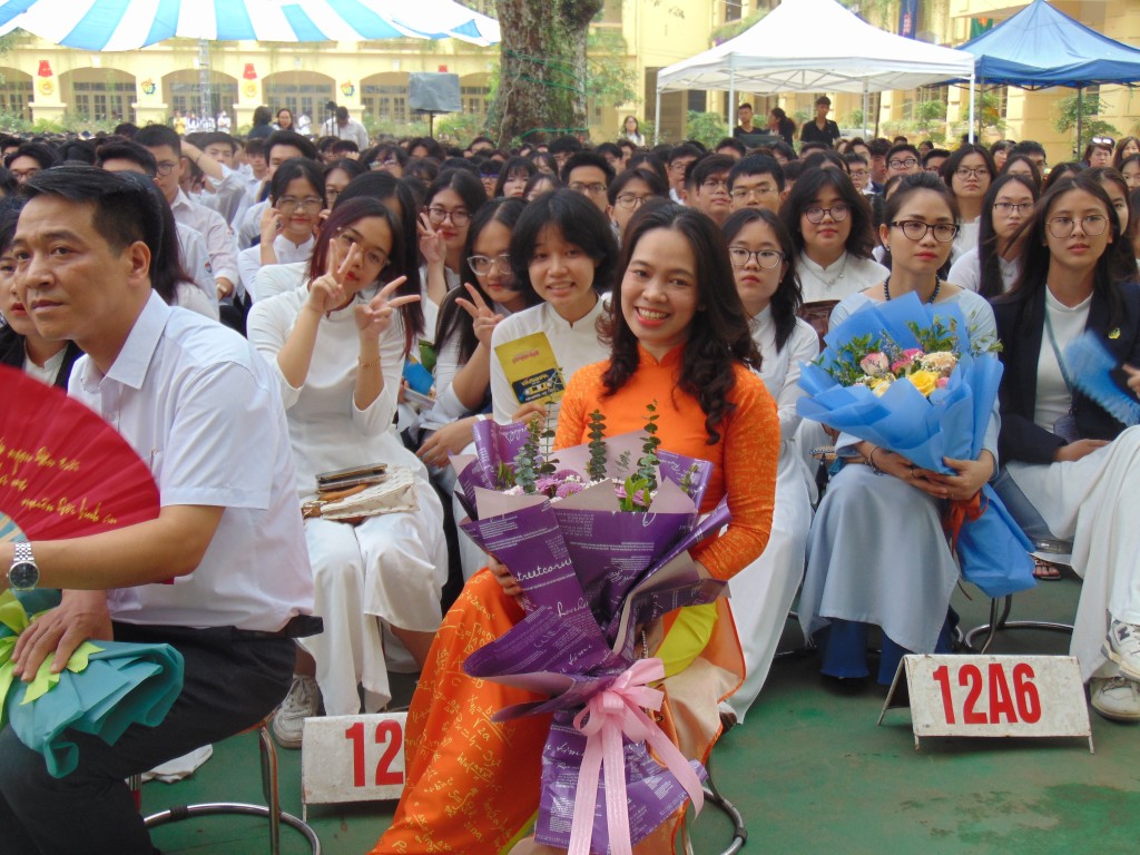 Những giọt nước mắt nghẹn ngào trong lễ bế giảng tại Trường THPT Việt Đức