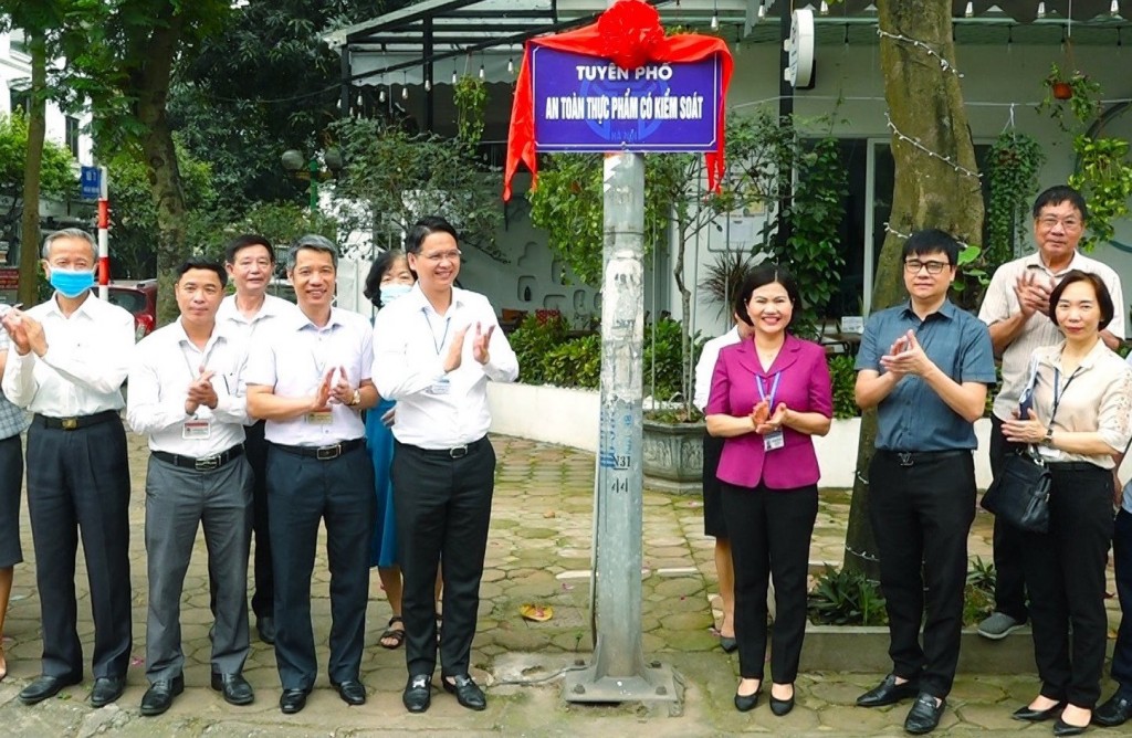 Tuyến phố Lưu Khánh Đàm và Bùi Thiện Ngộ - phường Giang Biên được găn biển mô hình Tuyến phố An toàn thực phẩm có kiểm soát 