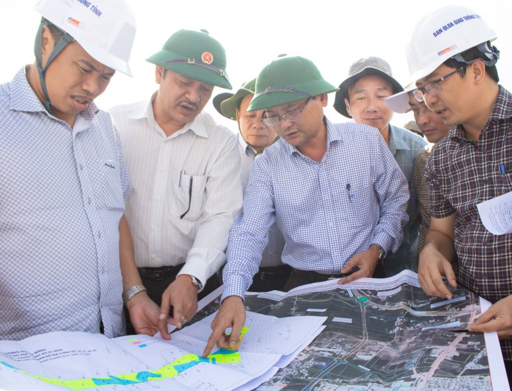 Phó Chủ tịch UBND tỉnh Nguyễn Tự Công Hoàng ( thứ hai từ phải sang) kiểm tra thực tế tại khu tái định cư thuộc Dự án Tuyến dường ven biển (ĐT.639) đoạn từ Quốc lộ 1D - Quốc lộ 19 mới (Nguồn binhdinh.gov)