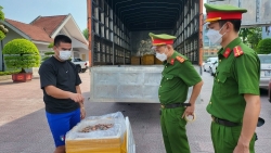 Hà Tĩnh: Phát hiện ô tô tải vận chuyển 300kg tôm bốc mùi hôi thối