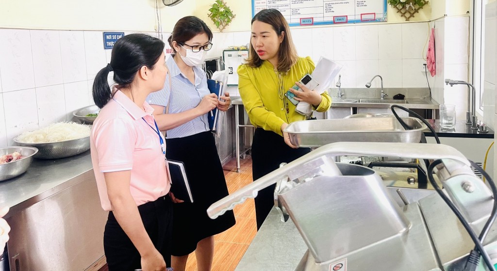 Đoàn kiểm tra liên ngành số 3 về an toàn vệ sinh thực phẩm của thành phố Hà Nội kiểm tra tại bếp ăn tập thể Trường MN A Vạn Phúc