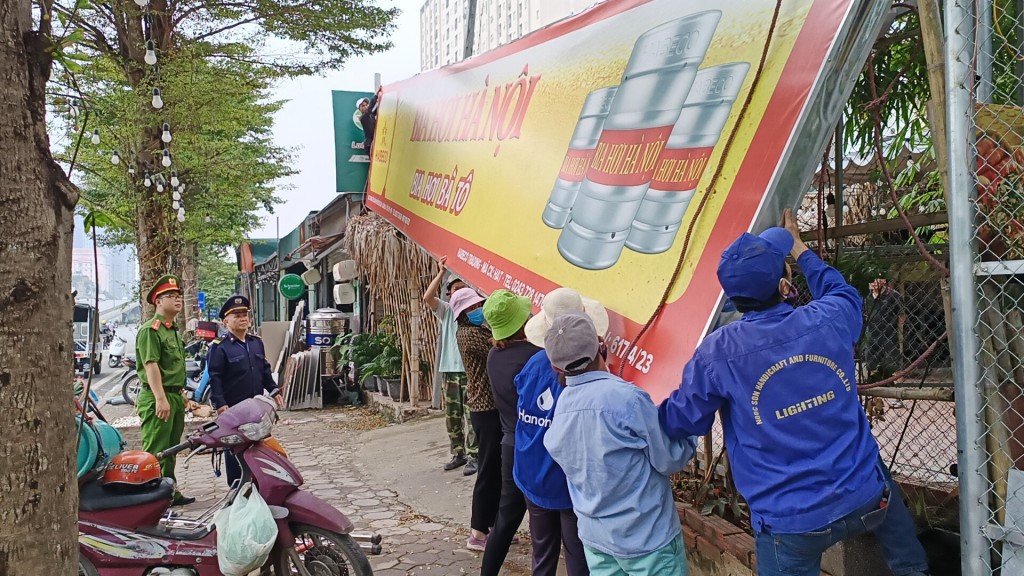 Một tấm biển có kích thước rất lớn được dỡ xuống