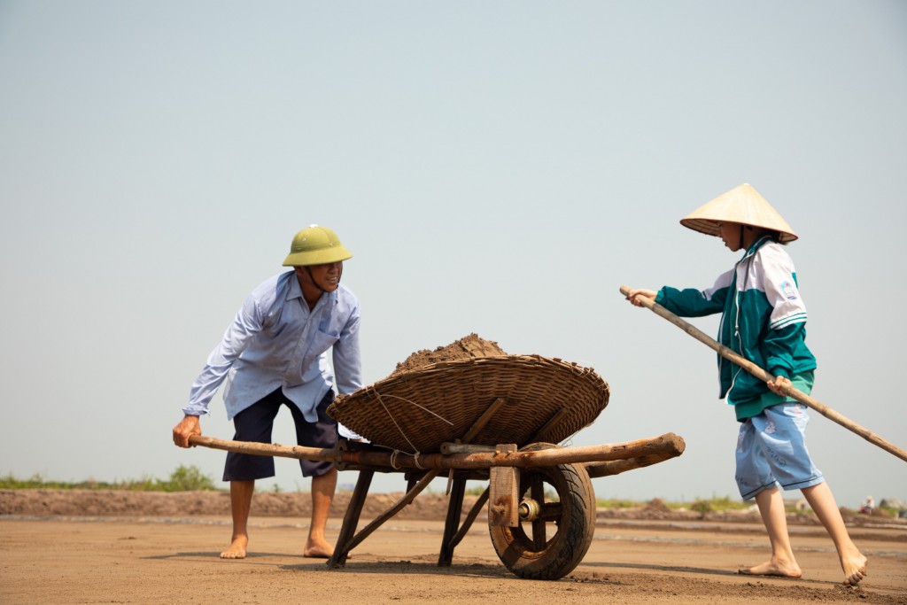 Gian nan nghề làm muối tại xã Bạch Long