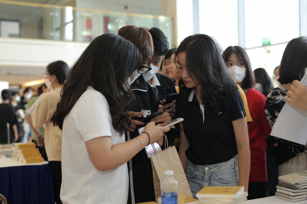 Các em học sinh tham gia check-in tại Lễ phát động cuộc thi Solve for Tomorrow tại Khu vực miền Trung
