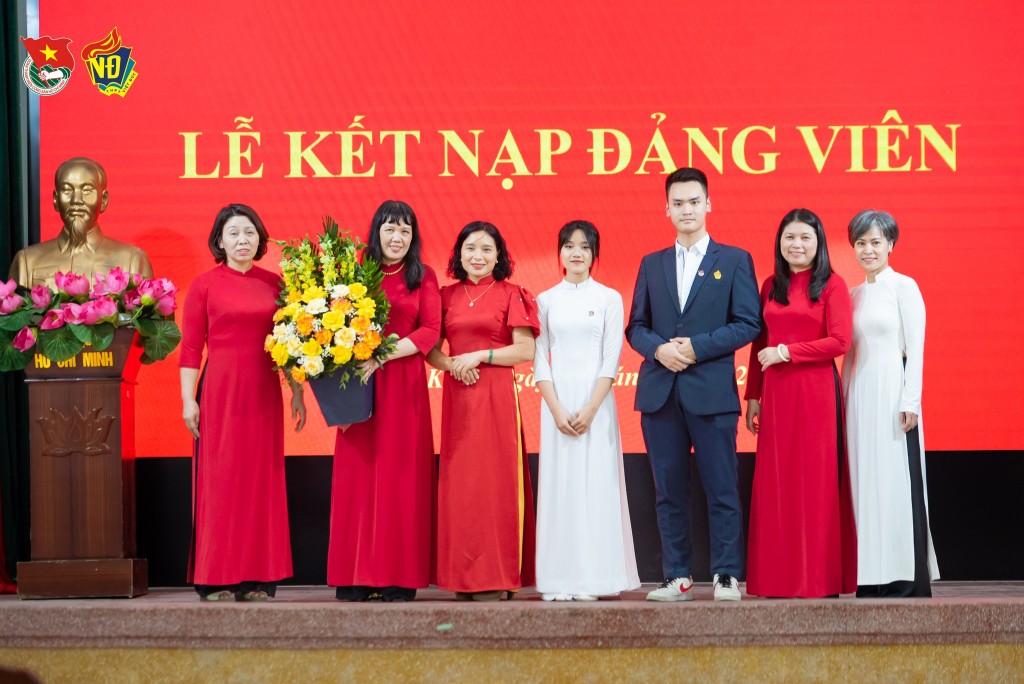 Hai học sinh THPT Việt Đức vinh dự được kết nạp Đảng dịp kỉ niệm ngày sinh nhật Bác