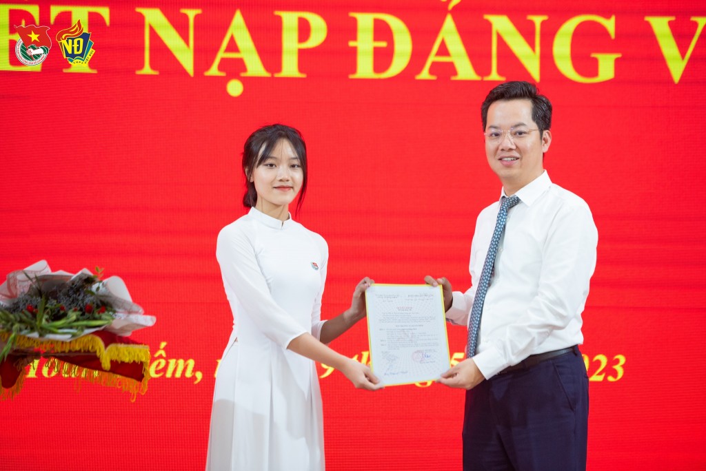 Hai học sinh THPT Việt Đức vinh dự được kết nạp Đảng dịp kỉ niệm ngày sinh nhật Bác