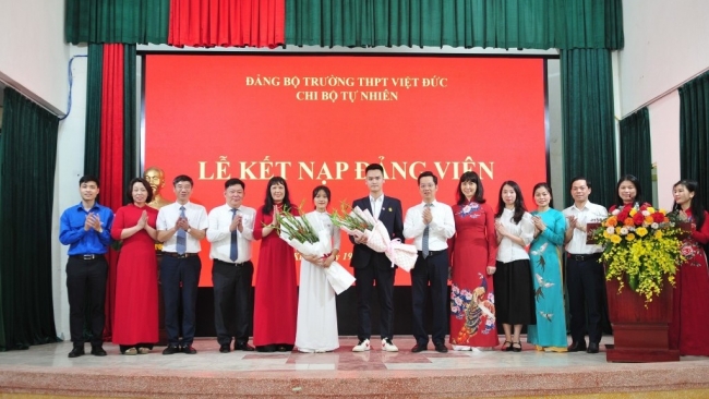 Hai học sinh THPT Việt Đức vinh dự được kết nạp Đảng dịp kỉ niệm ngày sinh nhật Bác