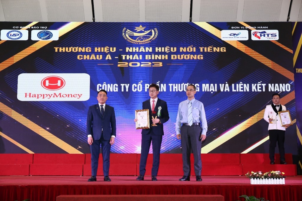  Ông Ro Min Ho – CEO Happy Money nhận nhận cup vinh danh và chứng nhận khen thưởng Top 10 Thương hiệu nổi tiếng châu Á - Thái Bình Dương