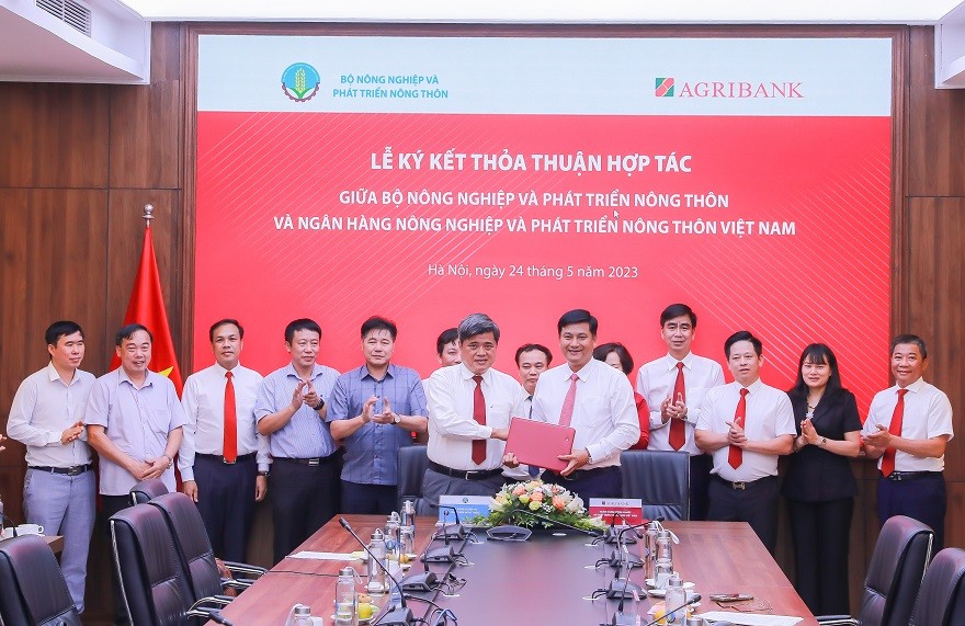 Bộ Nông nghiệp và Phát triển Nông thôn và Agribank kí kết thỏa thuận hợp tác