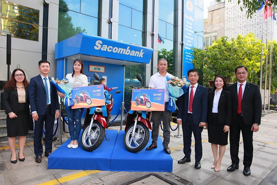 Đại diện Dai-ichi Life Việt Nam và Sacombank trao thưởng cho các Khách hàng trúng Giải Nhất