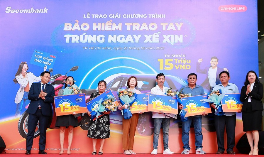 Đại diện Dai-ichi Life Việt Nam và Sacombank trao thưởng cho các khách hàng trúng Giải Nhì