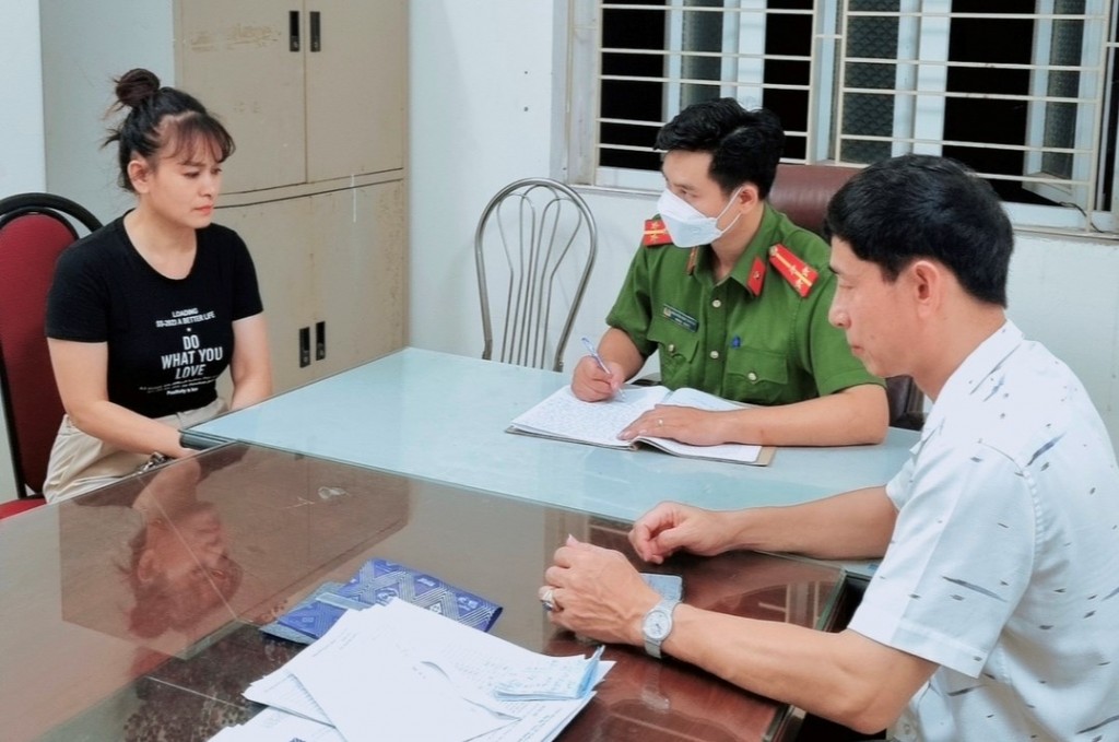 Đội Cảnh sát trật tự - Phòng Cảnh sát QLHC về TTXH lập biên bản vụ việc đối với Nguyễn Thị T. (áo đen)