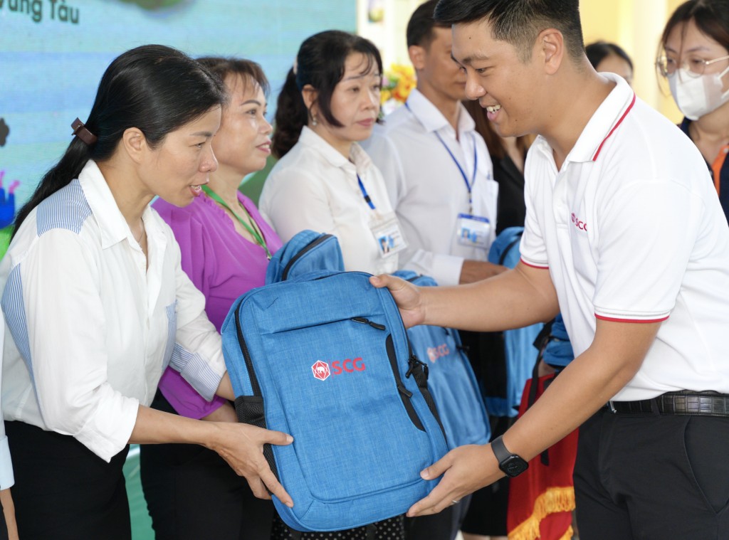 Ông Chaturon Thipphiansak - Phó Tổng Giám đốc Công ty TNHH SCG Việt Nam trao quà tri ân thầy cô giáo của trường