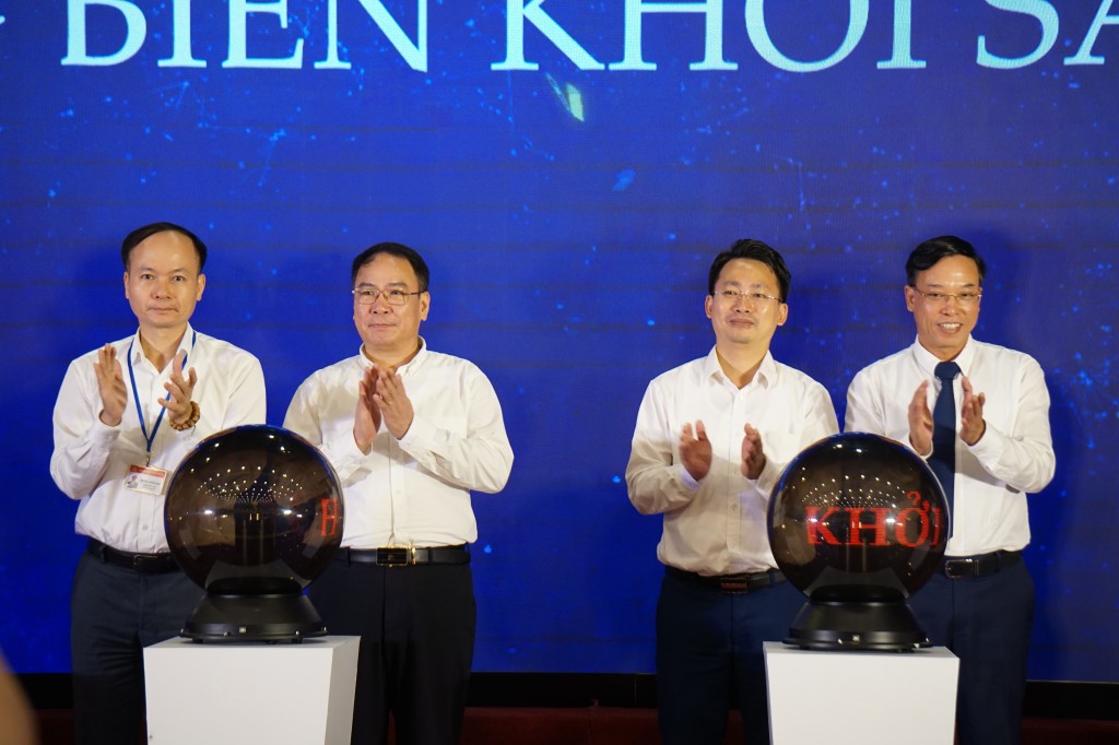 Các đại biểu nhấn nút công bố phát động cuộc thi sáng tác biểu trưng quận Long Biên