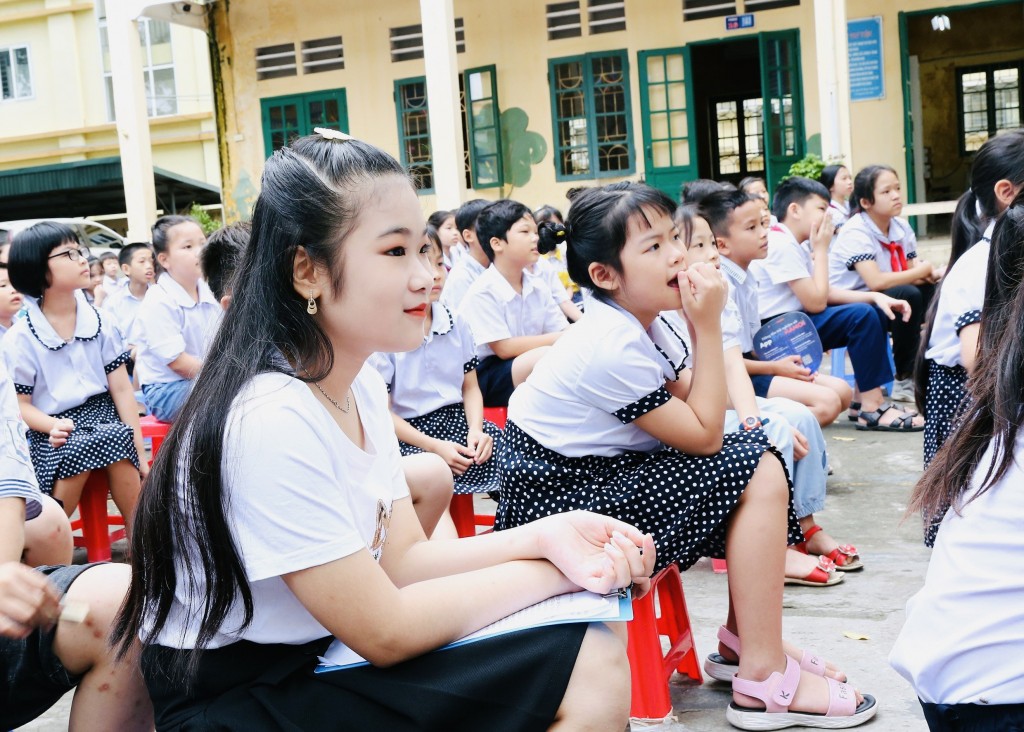 Thầy và trò Trường Tiểu học Đông Dư bồi hồi giờ phút chia tay