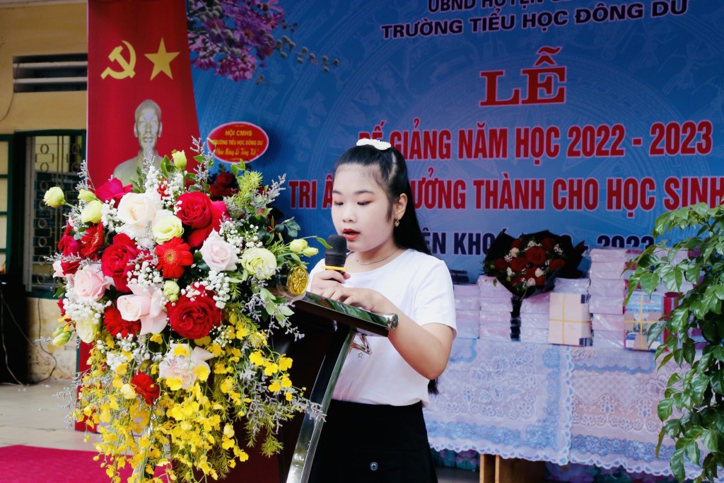 Thầy và trò Trường Tiểu học Đông Dư bồi hồi giờ phút chia tay