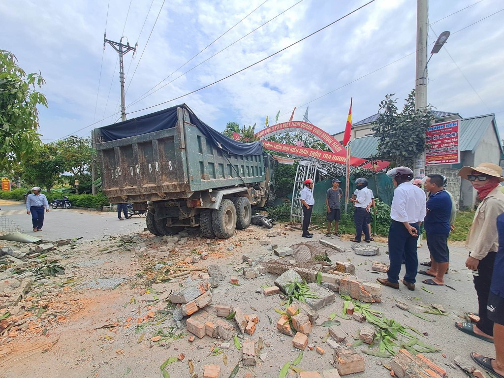 Hiện trường vụ tai nạn giao thông nghiêm trọng tại Hà Tĩnh