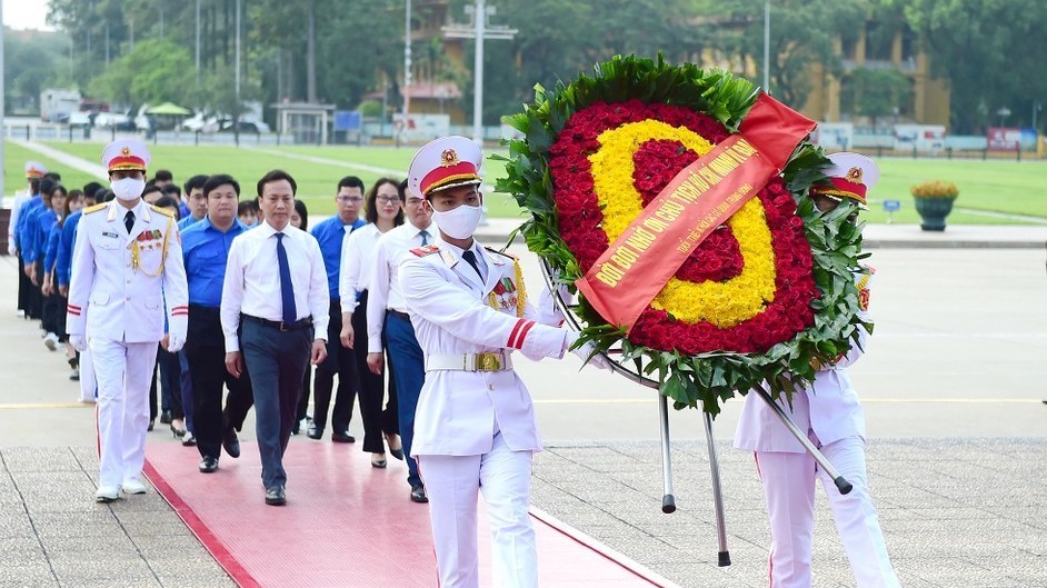 75 thanh niên tiên tiến báo công dâng Bác