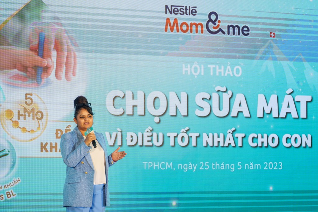 (1) Bà Mrinalini Mankotia - Giám đốc Ngành hàng Dinh Dưỡng Trẻ Sơ Sinh & Trẻ Nhỏ, Nestlé Việt Nam chia sẻ về thực trạng dinh dưỡng tại Việt Nam và sự ra đời của sản phẩm sữa mát NAN Optipro Plus 4 giúp các mẹ man