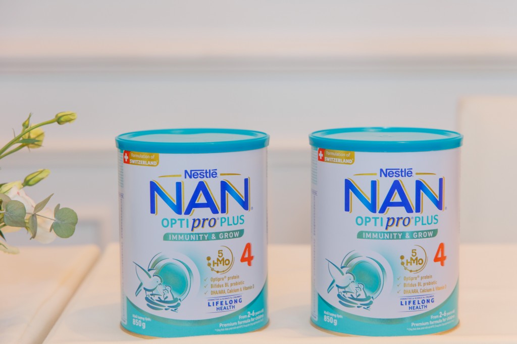 Sản phẩm sữa mát NAN Optipro Plus 4 với công thức vượt trội từ Thụy Sĩ kết hợp giữa phức hợp quý 5HMO, 100 triệu lợi khuẩn Bifidus BL và Đạm Optipro với hơn 40 nghiên cứu và thử nghiệm lâm sàng, chứng minh hỗ trợ