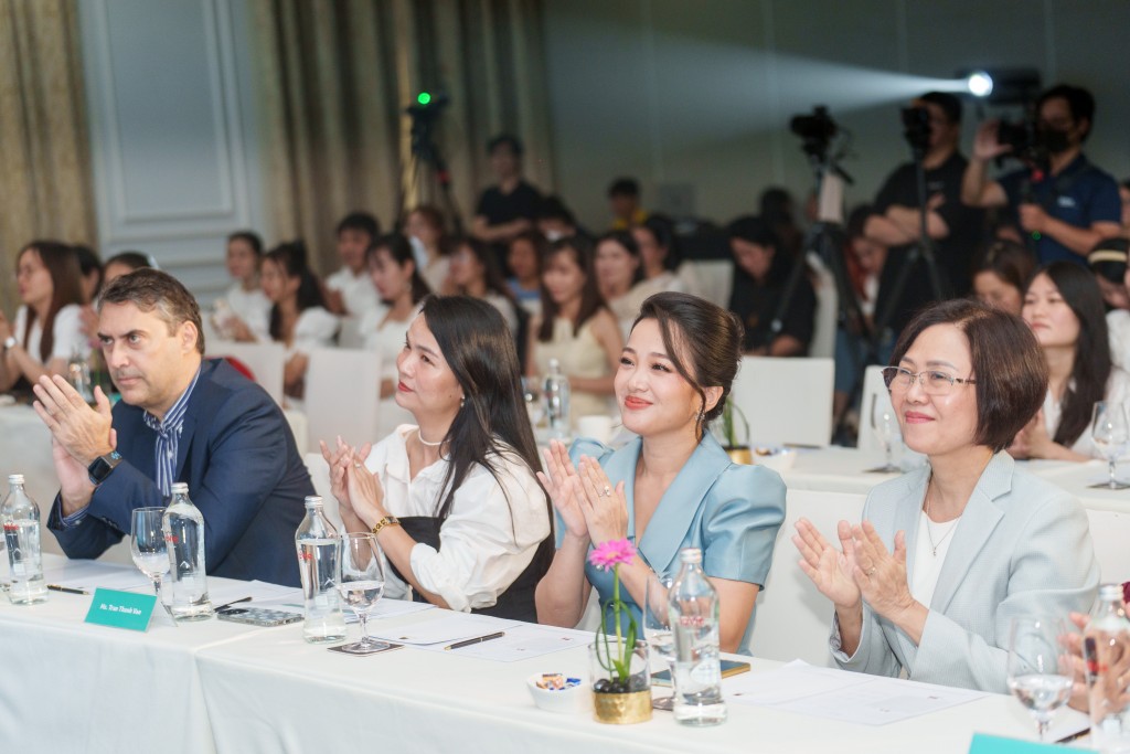 Các đại biểu tham gia sự kiện (từ trái sang) bà Lê Thị Tú Quỳnh - Trưởng phòng Marketing Nestlé Việt Nam, Bà Hồng Phượng - MC và biên tập viên, Tiến sĩ Phạm Diệp Thùy Dương - Nguyên giảng viên bộ môn nhi Đại học 