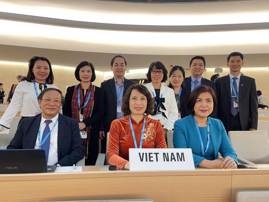 Thứ trưởng Bộ Y tế Nguyễn Thị Liên Hương và các đại biểu tham dự phiên họp toàn thể của Kỳ họp lần thứ 76 Đại Hội đồng Y tế Thế giới