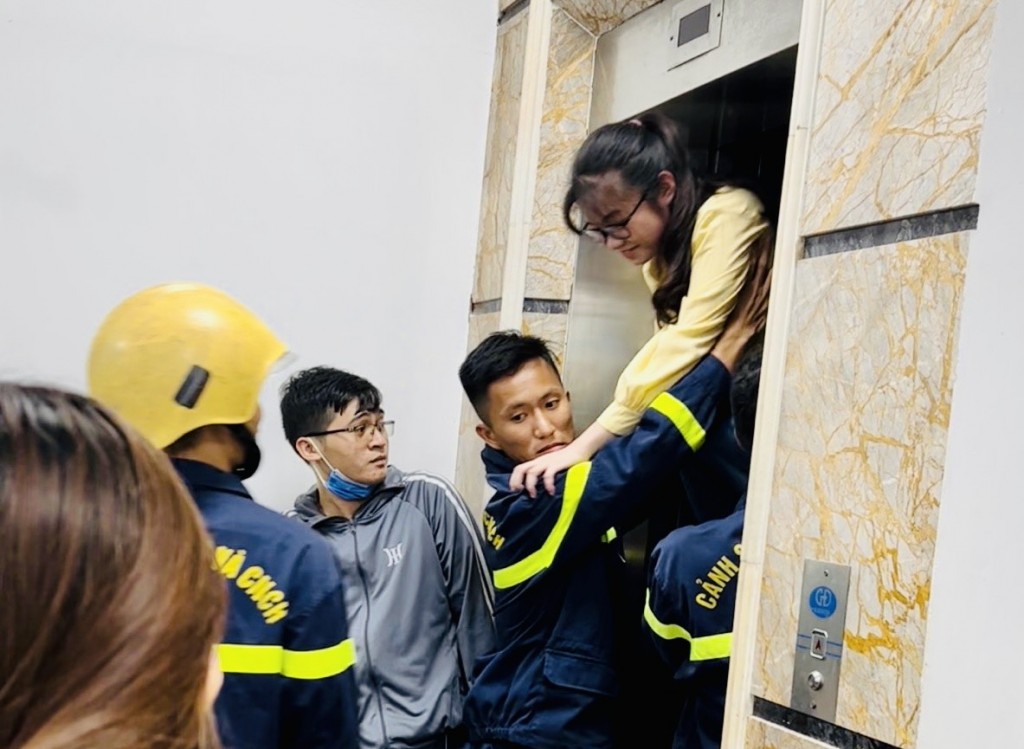 Thanh Hóa: Giải cứu 4 học sinh mắc kẹt trong thang máy
