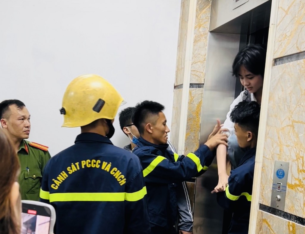 Lực lượng CNCH kịp thời giải cứu 4 học sinh mắc kẹt trong thang máy
